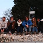 意大利亚得里亚海世界联合学院的学生们蹲在马路边
