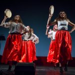 意大利亚得里亚海世界联合学院的学生在舞台上跳民族舞