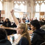 英国大西洋世界联合学院的学生在课堂里举手回答问题