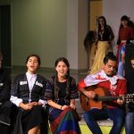 亚美尼亚迪利然世界联合学院的学生在舞台上表演