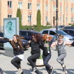 亚美尼亚迪利然世界联合学院的学生们在户外跳舞