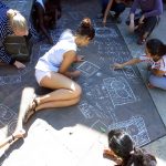 印度马轩德拉世界联合学院的学生在地上画设计方案