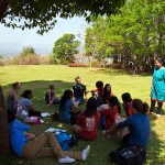 印度马轩德拉世界联合学院的学生坐在树荫下聊天