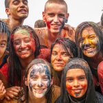 印度马轩德拉世界联合学院的学生在霍利节上