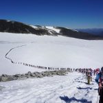 挪威北欧红十字世界联合学院的学生在雪地里徒步
