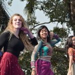 孟买美国学校的学生们在室外跳舞
