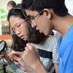 孟买美国学校的学生做电路实验