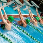 孟买美国学校的学生准备开始游泳比赛