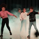环球世界学校的学生跳现代舞