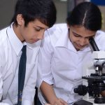 环球世界学校的学生做生物实验