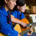 班加罗尔国际学校的学生弹吉他