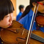 班加罗尔国际学校的学生拉小提琴