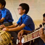 班加罗尔国际学校的学生演奏民族乐器