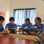 班加罗尔国际学校的学生一起看书讨论