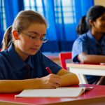 班加罗尔国际学校的学生在教室里认真写作业
