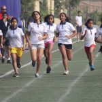 迪鲁拜·安巴尼国际学校的学生在跑道上奔跑