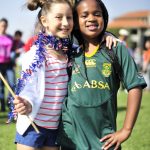 亚的斯亚贝巴国际社区学校的2个女孩肩搭肩合影