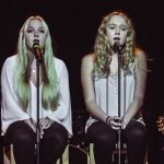 锡格蒂纳人文学院的2个女孩唱歌