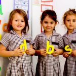 迪拜英国学校的3个小女孩拿着字母