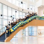 GEMS威灵顿学院硅绿洲分校毕业典礼在楼梯上合影