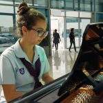 GEMS威灵顿学院硅绿洲分校的女孩弹钢琴