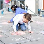 海德堡国际学校的学生在地上画画