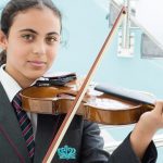迪拜诺德安达国际学校的女孩子拉小提琴
