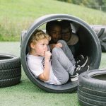 楚格和卢塞恩国际学校的学生坐在轮胎圈里