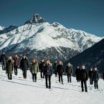 阿尔卑斯卓士学校的学生们在雪地上