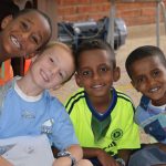 阿斯马拉国际社区学校的学生们对着镜头微笑