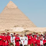 开罗美国学校的学生在金字塔前