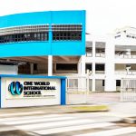 壹世界国际学校的教学楼和学校大门