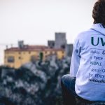 意大利亚得里亚海世界联合学院的学生坐在远处看建筑