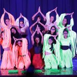 环球世界学校的学生进行舞蹈表演