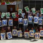 QSI帝力国际学校的学生举着字母组成的文字