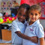 迪拜英国学校的2个小朋友在教室里拥抱